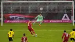 Robert Lewandowski sukses menyempurnakan hattricknya melalui tembakan mendatar keras dari luar kotak penalti. Skor 4-2 bertahan hingga wasit meniupkan peluit tanda berakhirnya pertandingan. (Foto: AP/Pool/Guenter Schiffmann)