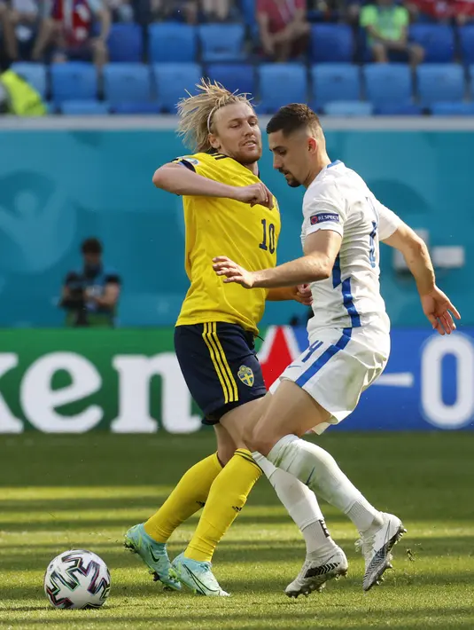 Bek Slovakia, Martin Koscelnik berusaha melewati gelandang  Swedia, Emil Forsberg pada pertandingan grup E Euro 2020 di stadion Saint Petersburg, di St. Petersburg, Rusia, Jumat (18/6/2021). Swedia menang tipis atas Slovakia dengan skor 1-0. (Anatoly Maltsev, Pool via AP)