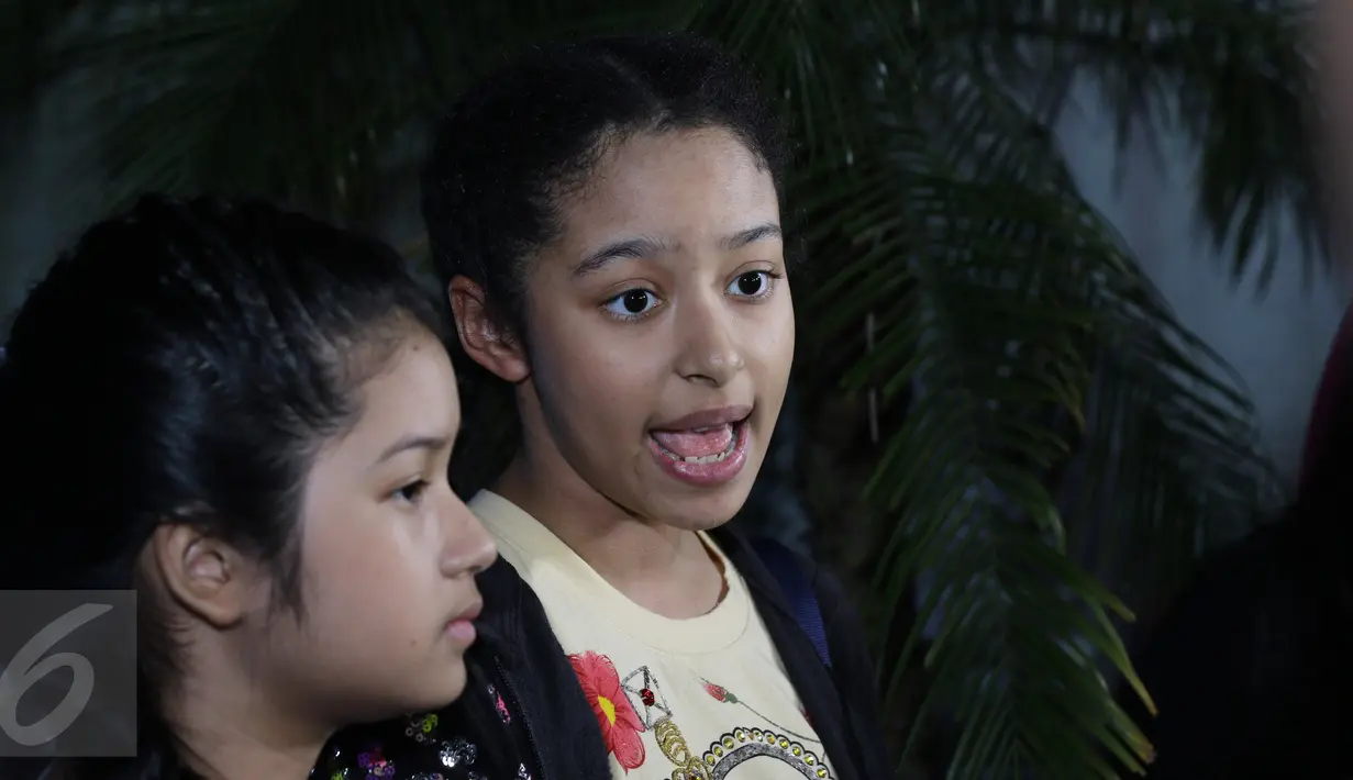 Putri Yana Zein, Aurelia Callista Carilla (kanan) dan Alika Pandora Salvine seusai mengisi acara di kawasan Mampang, Jakarta, Rabu (4/1). Keduanya mengaku akan kembali melanjutkan sekolahnya pada hari Senin (9/1/2017). (Liputan6.com/Herman Zakharia)