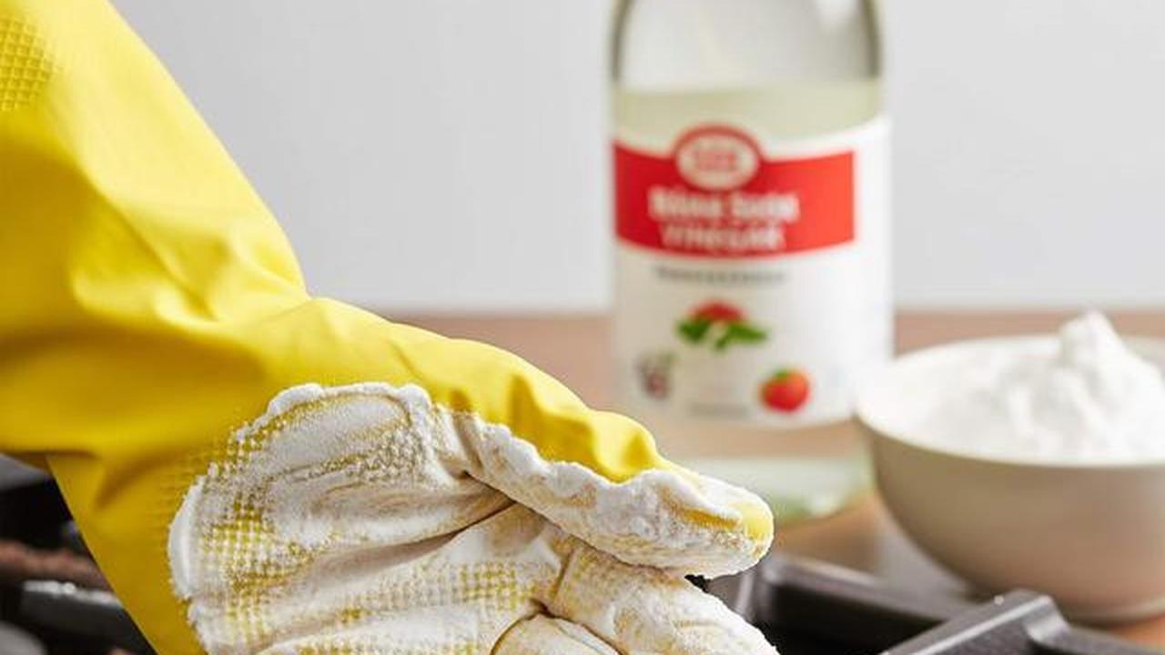 Metode Soda Kue &amp; Cuka untuk Kerak Kompor Gas. Foto: Gemini