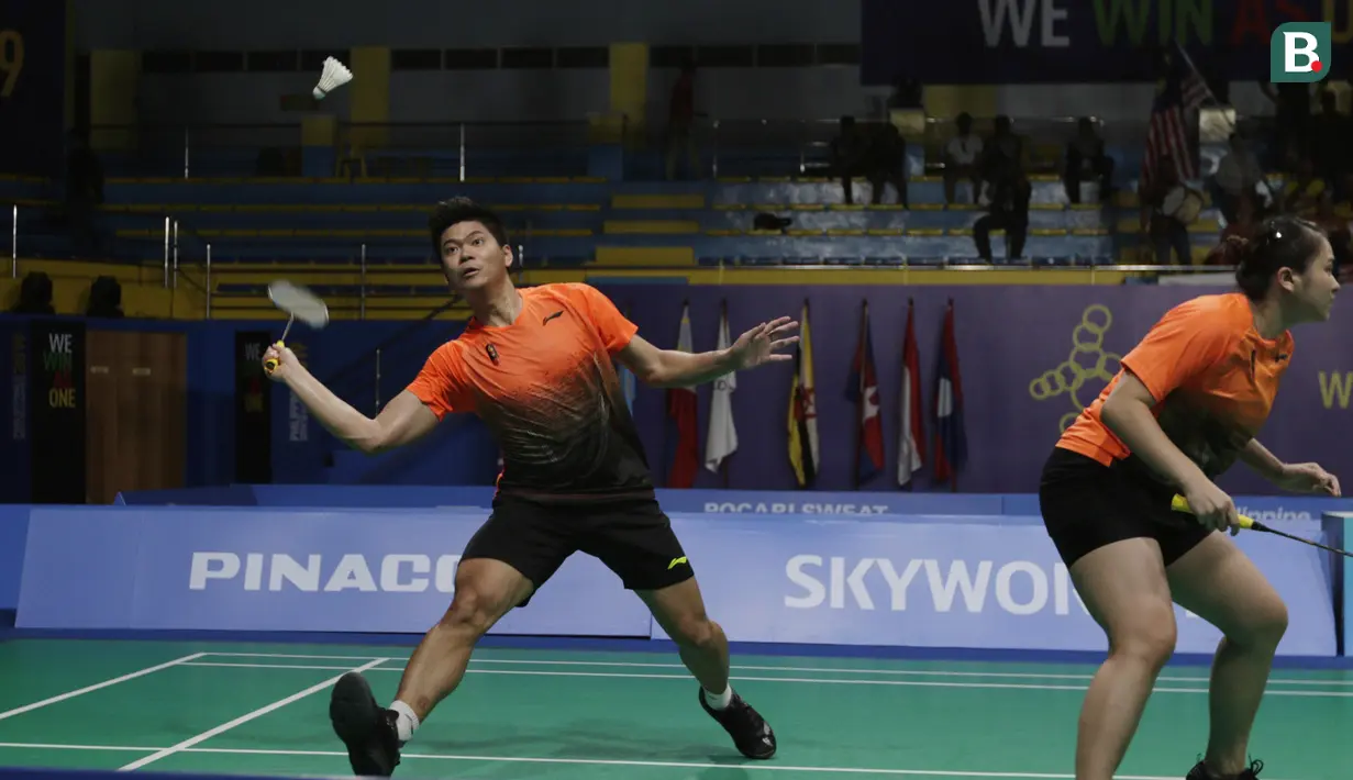 Ganda campuran, Praveen Jordan / Melati Daeva, beraksi saat melawan ganda Malaysia, Goh Soon Huat / Lai Shevon pada laga final SEA Games 2019 di Multinlupa Sports Complex, Senin (9/12). Praveen / Melati menang 21-19, 12-21 dan 23-21. (Bola.com/M Iqbal Ichsan)