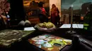 Pengunjung mengamati sebuah koleksi dalam proyek pameran Meet Vincent van Gogh Experience di London, Inggris, Selasa (25/2/2020). Acara ini merupakan proyek persembahan Museum Van Gogh untuk fokus pada kisah hidup inspiratif pelukis tersebut. (Xinhua/Han Yan)