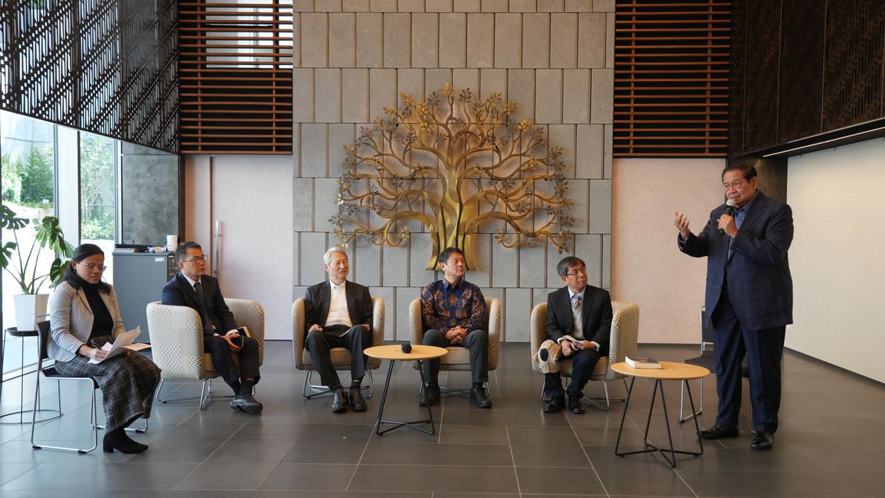 Mantan Presiden RI ke-6, Susilo Bambang Yudhoyono (SBY) dalam acara bedah buku "Standing Firm for Indonesia's Democracy" di KBRI Tokyo, Jepang pada Jumat (7/3/3035). (Dok: KBRI Tokyo)