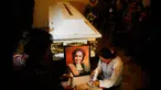 Kerabat menyalakan lilin di depan peti jenazah Djudjuk Juwariah di rumah duka Gremet, Solo, Jateng, Jumat (6/2). Djudjuk "Srimulat" wafat pada Jumat pukul 15.10 WIB di Rumah Sakit Dr. Sardjito Yogyakarta karena sakit. (ANTARA FOTO/Andika Betha)