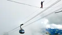 Audhild Hogasen dari Norwegia berjalan diatas tali saat acara Highline Extreme di puncak Moleson, Swiss (15/9). Perlombaan berjalan di seutas tali diatas ketinggian ini diikuti oleh lima puluh slackliner terbaik Dunia. (AFP Photo/Michael Buholzer)