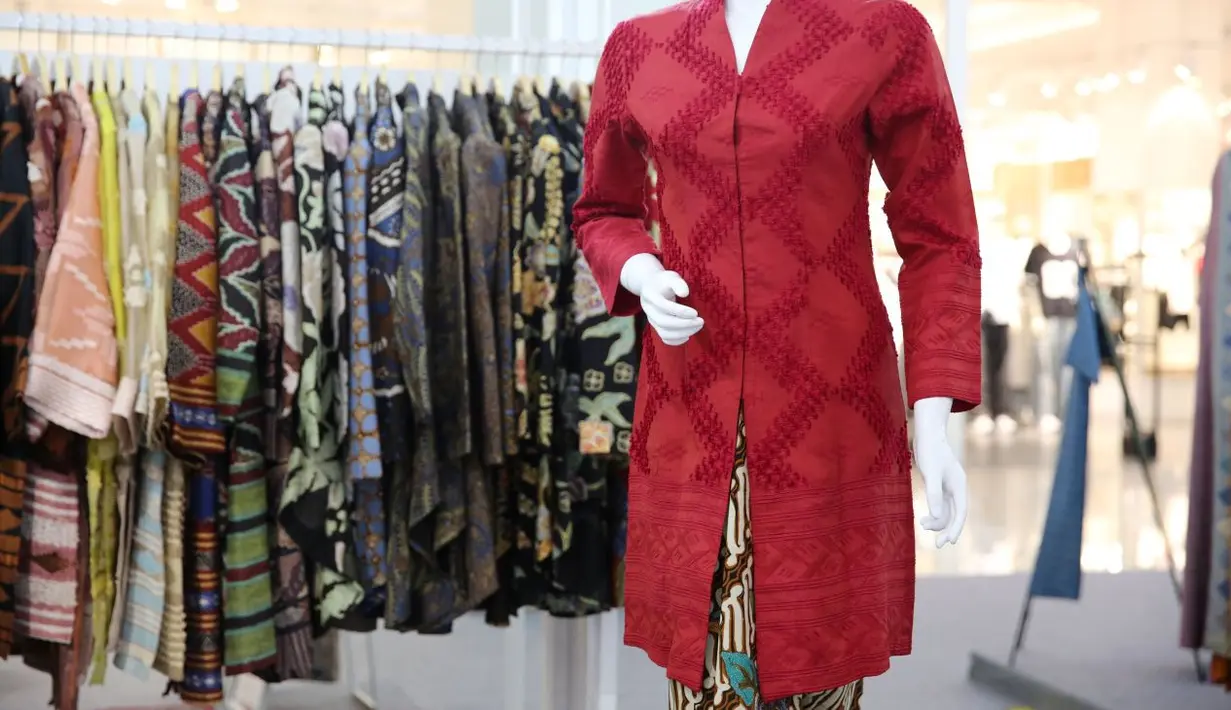 Selama lebih dari 20 tahun, Broken White telah dipercaya menghiasi panggung fashion show bergengsi di Indonesia. Mengusung warna netral dan siluet anggun, koleksi mereka menghadirkan busana yang elegan, praktis, dan mampu melampaui berbagai tren. (foto/dok: fimela.com)