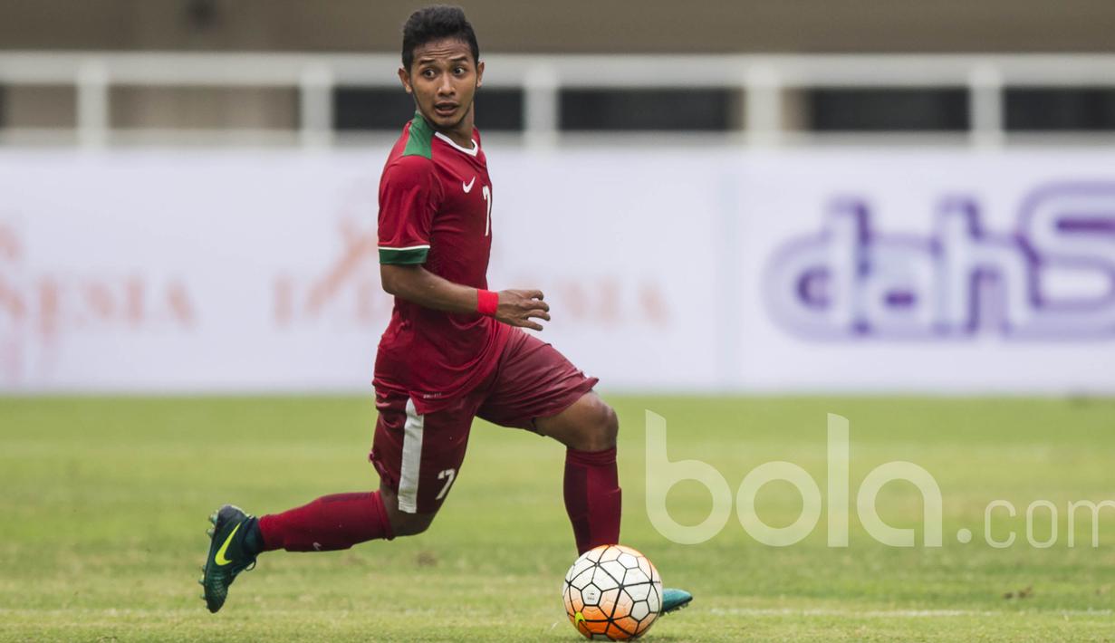 Gelandang Persib Bandung, Gian Zola, berusaha mencari rekannya untuk mengirim umpan saat uji coba melawan Myanmar. Pesepak bola 18 tahun ini bermain satu babak setelah digantikan oleh Evan Dimas. (Bola.com/Vitalis Yogi Trisna)