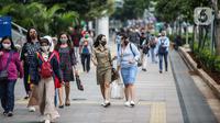 Suasana jam pulang kerja di jalur pedestrian kawasan Sudirman, Jakarta, Senin (22/6/2020). Pemprov DKI Jakarta mulai menerapkan perubahan sif kerja dengan waktu jeda tiga jam, yaitu pukul 07.00-16.00 pada sif pertama dan pukul 10.00-19.00 pada sif kedua. (Liputan6.com/Faizal Fanani)