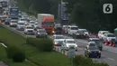 <p>Sejumlah kendaraan melintas di Jalan Tol Cikopo - Palimanan, Jawa Barat, Rabu (27/4/2022). Memasuki H-5 Lebaran, volume kendaraan di Jalan Tol Cikopo - Palimanan mengalami peningkatan signifikan yang mengakibatkan kemacetan pada sejumlah ruas jalan utama tol karena antrean kendaraan yang akan masuk rest area. (Liputan6.com/Herman Zakharia)</p>