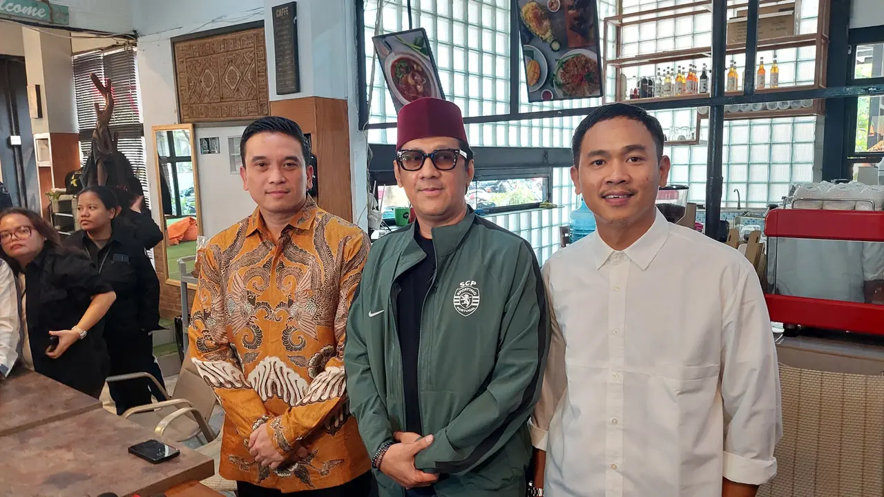 Andre Taulany saat menggelar jumpa pers di Kawasan Tendean, Jakarta Selatan, Kamis (8/8/2024).