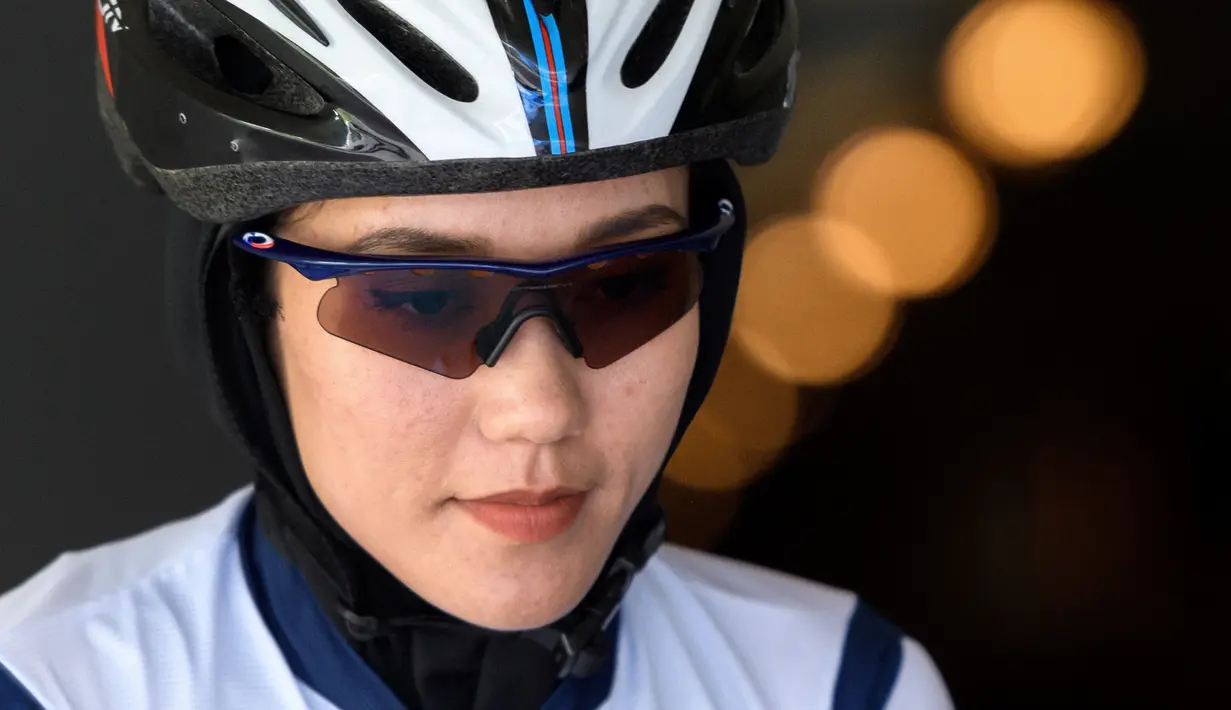 Atlet sepeda Afghanistan Masomah Ali Zada bersiap untuk sesi pelatihan di CMC di Aigle (1/7/2021). Ia merasa berkewajiban untuk mewakili 82 juta orang di seluruh dunia yang terpaksa meninggalkan rumah mereka baik di dalam negara mereka atau sebagai pengungsi. (AFP/Fabrice Coffrini)