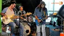 Grup band indie yang beraliran blues, funk, soul dan rock yang terbentuk pada 2004 ini sengaja didatangkan untuk menghibur para penggemar mereka blusmania (Liputan6.com/Herman Zakharia).
