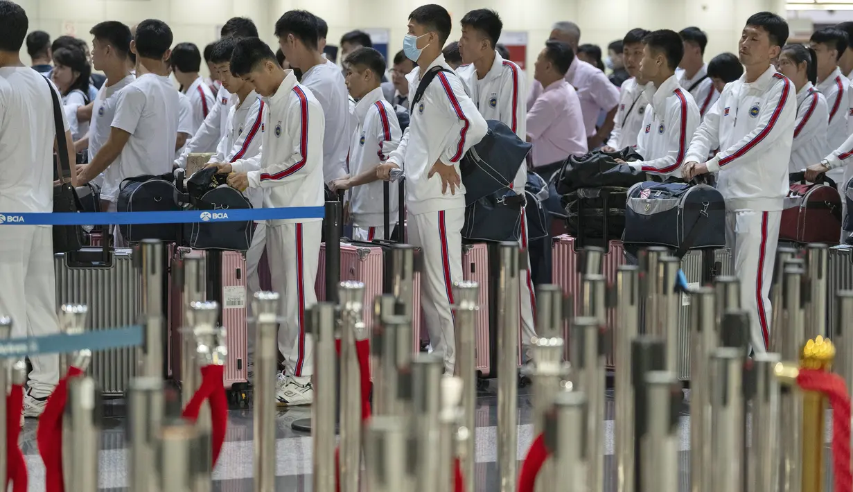 <p>Tim atlet Taekwondo Korea Utara dilaporkan melakukan perjalanan melalui China ke Astana, ibu kota Kazakhstan, ke bersaing dalam Kejuaran Dunia Taekwondo. (AP Photo/Ng Han Guan)</p>