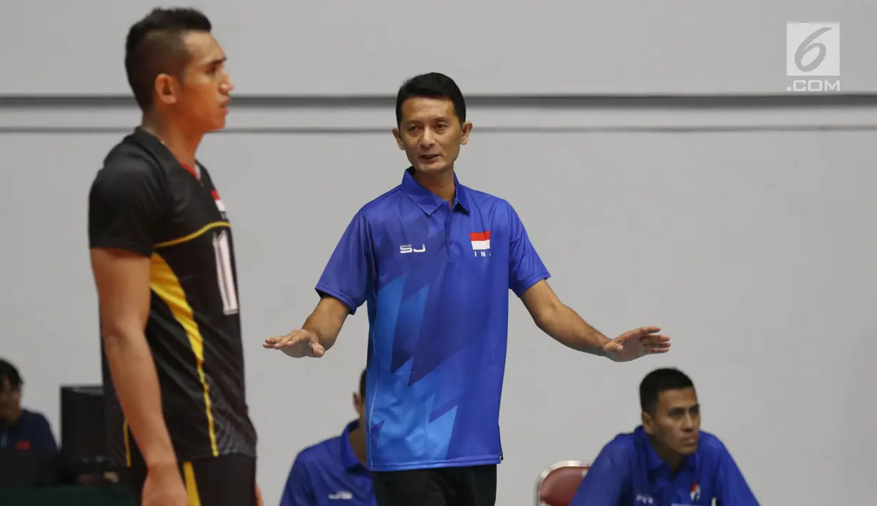 Pelatih Timnas voli putra Indonesia, Samsul Jais memberi arahan pada pemainnya saat melawan Kazakhstan pada Kejuaraan Voli Asia 2017 ke-16 di GOR Tri Dharma, Gresik, Selasa (25/7). Indonesia kalah 3-2. (Liputan6.com/Helmi Fithriansyah)