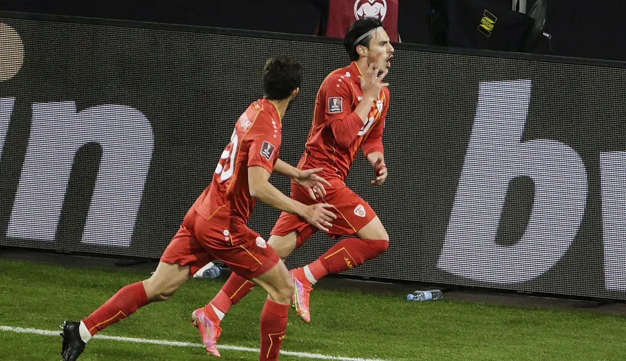 Gelandang Makedonia Utara, Eljif Elmas (kanan) melakukan selebrasi usai mencetak gol kedua Makedonia Utara ke gawang Jerman dalam laga lanjutan Kualifikasi Piala Dunia 2022 Zona Eropa Grup J di Duisburg, Jerman, Rabu (31/3/2021). Makedonia Utara mengalahkan Jerman 2-1. (AP/Thilo Schmuelgen/Pool)