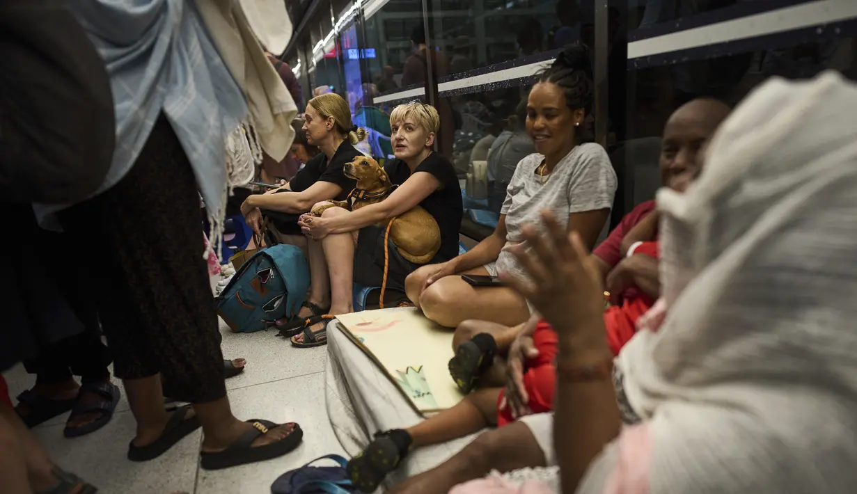 Mereka menyebut stasiun kereta bawah tanah tersebut menjadi tempat paling aman saat ini. (AP Photo/Oded Balilty)