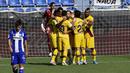 Para pemain Barcelona merayakan gol yang dicetak oleh Luis Suarez ke gawang Alaves pada laga La Liga di Stadion Mendizorroza, Minggu (19/7/2020). Barcelona menang dengan skor 5-0. (AP/Alvaro Barrientos)