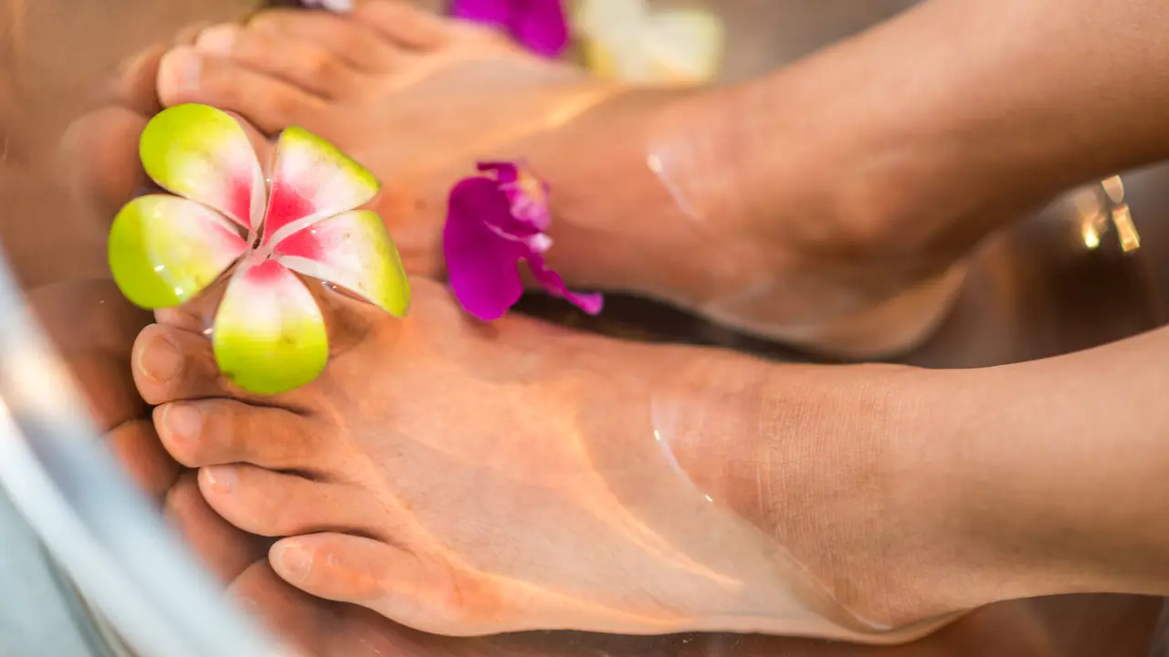4 Cara Menghilangkan Bau Kaki dengan Bahan Alami