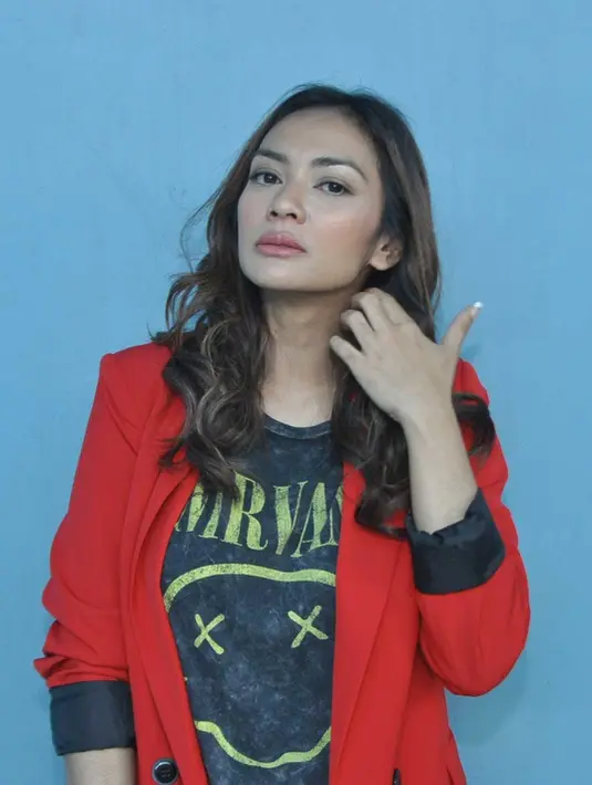 Setelah rumah tangga dengan Lembu Wiworo Jati berakhir, Masayu Anastasia belum mencari penggantinya. Berbeda dengan dulu, meminta izin pada orangtua, kali ini ia juga minta persetujuan pada buah hatinya, Samara Anaya Amandari. (Nurwahyunan/Bintang.com)