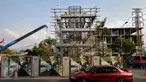 Sebuah mobil melintasi proyek pembangunan busway layang Ciledug-Tendean di kawasan Mampang, Jakarta, Kamis (6/8/2015). Pengerjaan tiang fondasi jalan layang Koridor XIII direncanakan rampung pada Agustus 2015 ini. (Liputan6.com/Yoppy Renato)