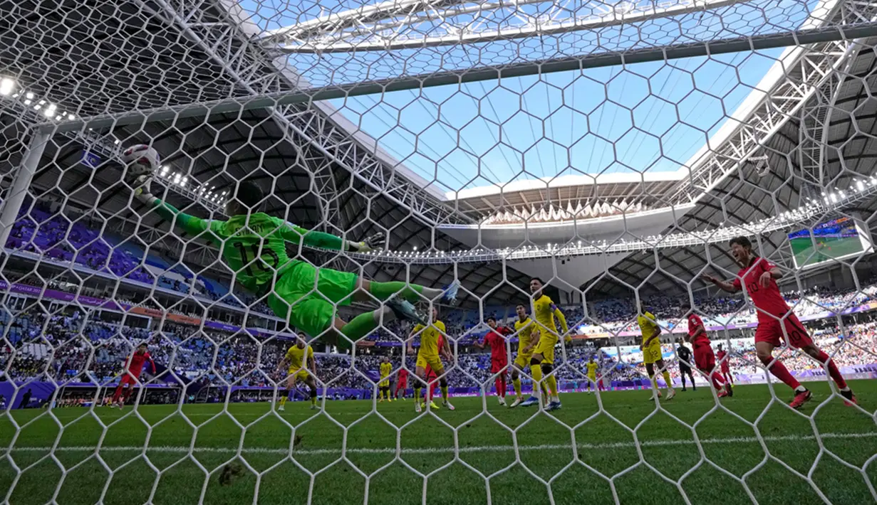 Mencoba bangkit, gawang Korea Selatan malah kembali kejebolan dari Malaysia. Kali ini gol Malaysia dicetak oleh Arif Aiman pada menit ke-62 melalui tendangan penalti. (AP Photo/Thanassis Stavrakis)
