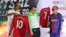 Menteri Tenaga Kerja Hanif Dhakiri (tengah) dan Direktur Utama BPJS Ketenagakerjaan Agus Susanto (kanan) menerima kaos futsal Turnamen BPJS Futsal Challenge 2017 di Planet Futsal, Kuningan, Jakarta, Minggu (12/11).  (Liputan6.com/Fery Pradolo)