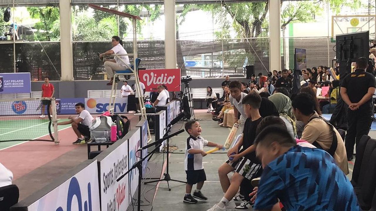 Menggemaskan, 8 Foto Cipung Bercanda Dengan Rafathar Saat Raffi dan Nagita Main Tennis