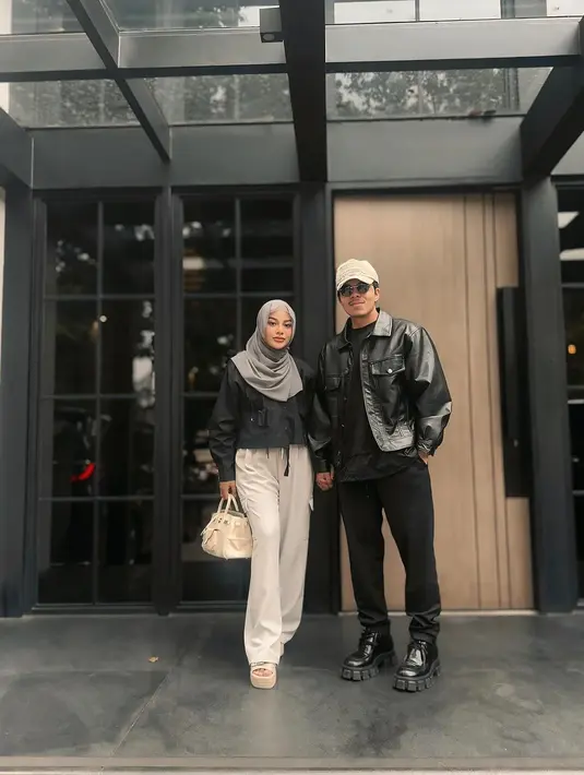 Hijab meleyot tersebut dipadukan dengan blus panjang serta loose pants yang kian memberi impresi tubuh ramping. [@aurelie.hermansyah].