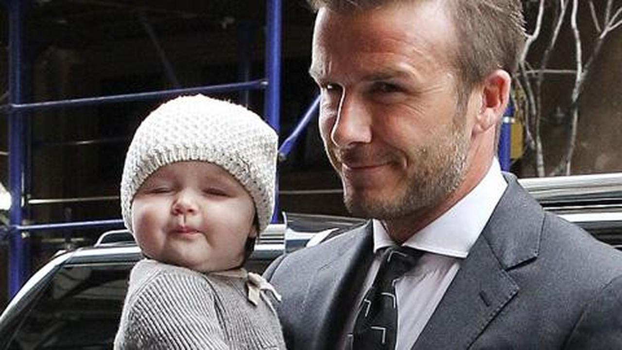 Lucunya Harper Seven Beckham saat belajar jalan