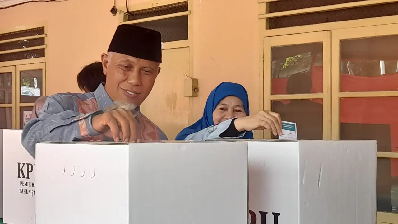 Calon gubernur Sumbar, Mahyeldi menyalurkan hak pilih di Padang. (Liputan6.com/ Novia Harlina)