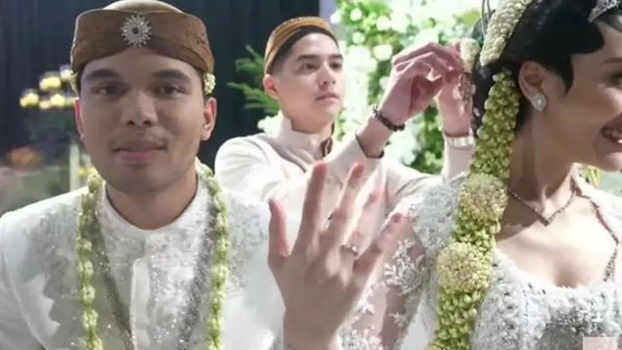 Viral Lagi, Potret Al Ghazali & Alyssa Daguise Ambil Ronce Melati Aaliyah Massaid - Kini Sudah Resmi Menikah