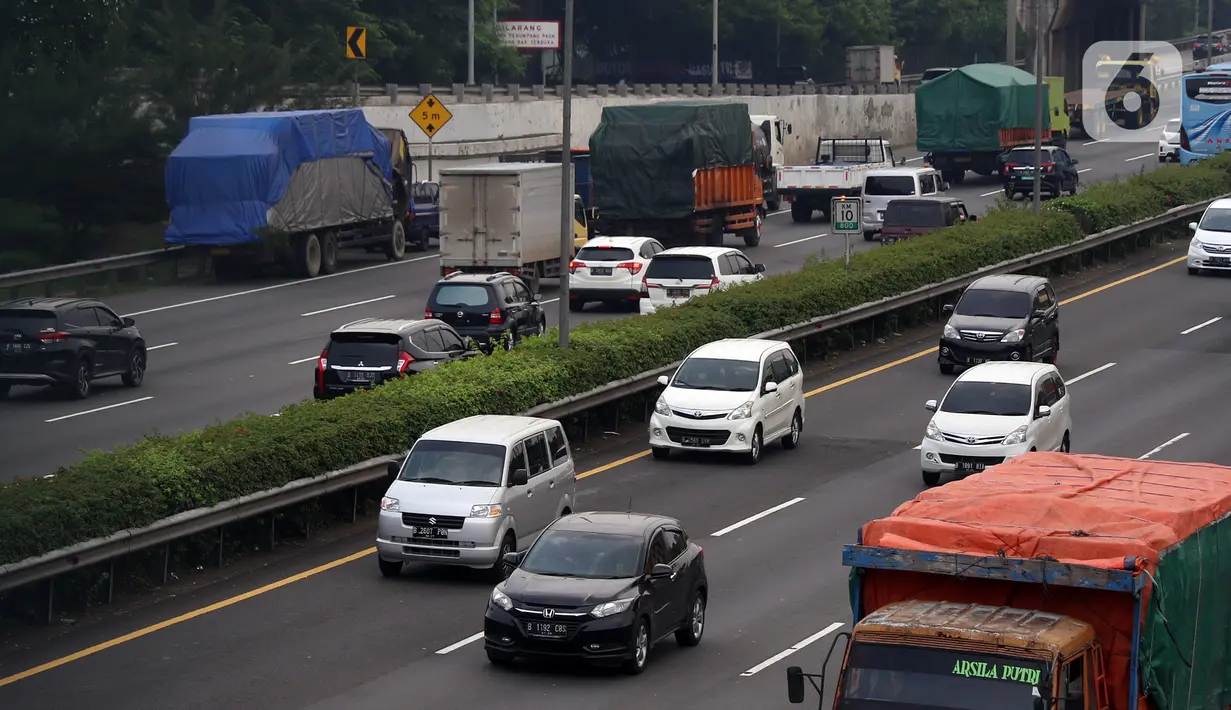 Mobil melintasi jalan Tol Tangerang-Jakarta di Tangerang, Banten, Rabu (30/3/2022). Mulai April 2022, Korlantas Polri akan menerapkan tilang elektronik bagi pengendara yang memacu kecepatan hingga 120 km per jam di jalan tol. (Liputan6.com/Angga Yuniar)