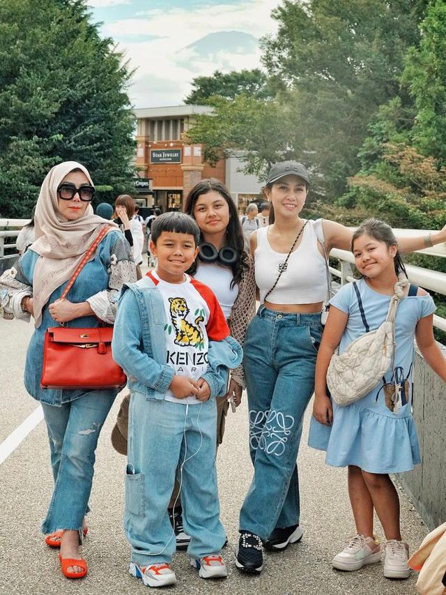 Potret Nisya Ahmad Liburan Bersama Ketiga Anaknya (Instagram/@nissyaa)