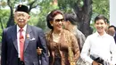 Mengenakan kacamata hitam, Susi Pudjiastuti tampil kece dengan kebaya kutubaru cokelat. Stagen hitam dan kain Batik bercorak emas jadi paduan. [@susipudjiastuti115]