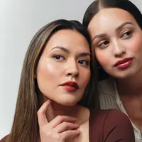 Raine Beauty kembali menghadirkan inovasi terbaru melalui Lip Hug Cashmere Kiss, creamy color balm yang menawarkan pengalaman bibir nyaman, mewah, dan selembut cashmere. [Dok/Raine Beauty].