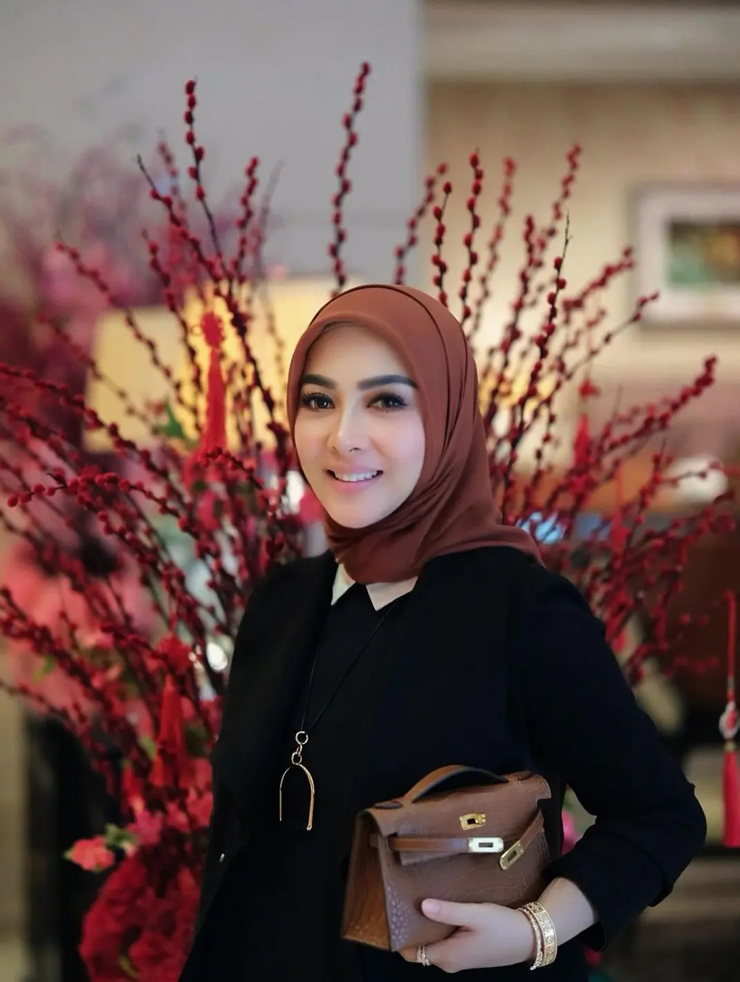 Potret Mesra Syahrini Ditatap Penuh Cinta Reino Barack, Tampil Serasi