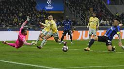 Pemain Inter Milan, Lautaro Martinez (kanan) berusaha menjebol gawang FC Porto yang dijaga oleh Diogo Costa (kiri) dalam pertandingan leg pertama babak 16 besar Liga Champions 2022/2023 yang berlangsung di San Siro, Milan, Kamis (23/2/2023) WIB. (AP Photo/Luca Bruno)