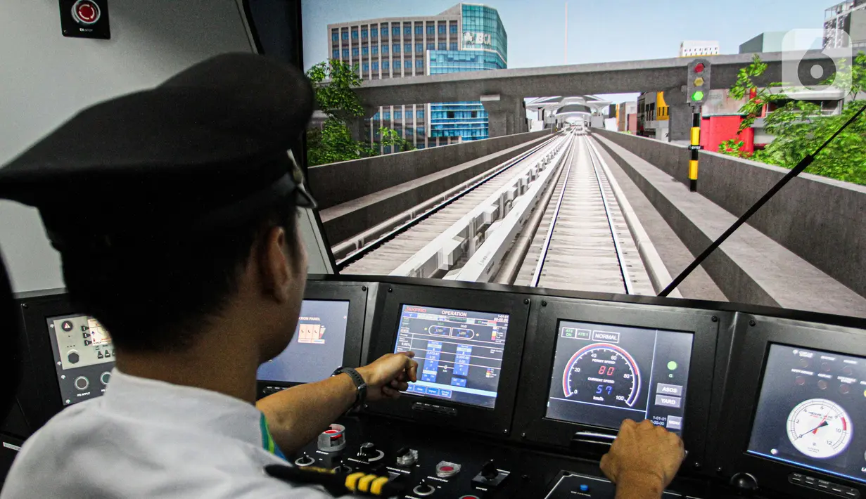 Seorang masinis mengoperasikan simulator kereta Light Rail Vehicle (LRT) Back up Operation Control Centre (BOCC) di Main Control Center (MCC) Depo LRT di Pegangsaan Dua, Kelapa Gading, Jakarta Utara, Kamis (21/12/2023). (Liputan6.com/Faizal Fanani)