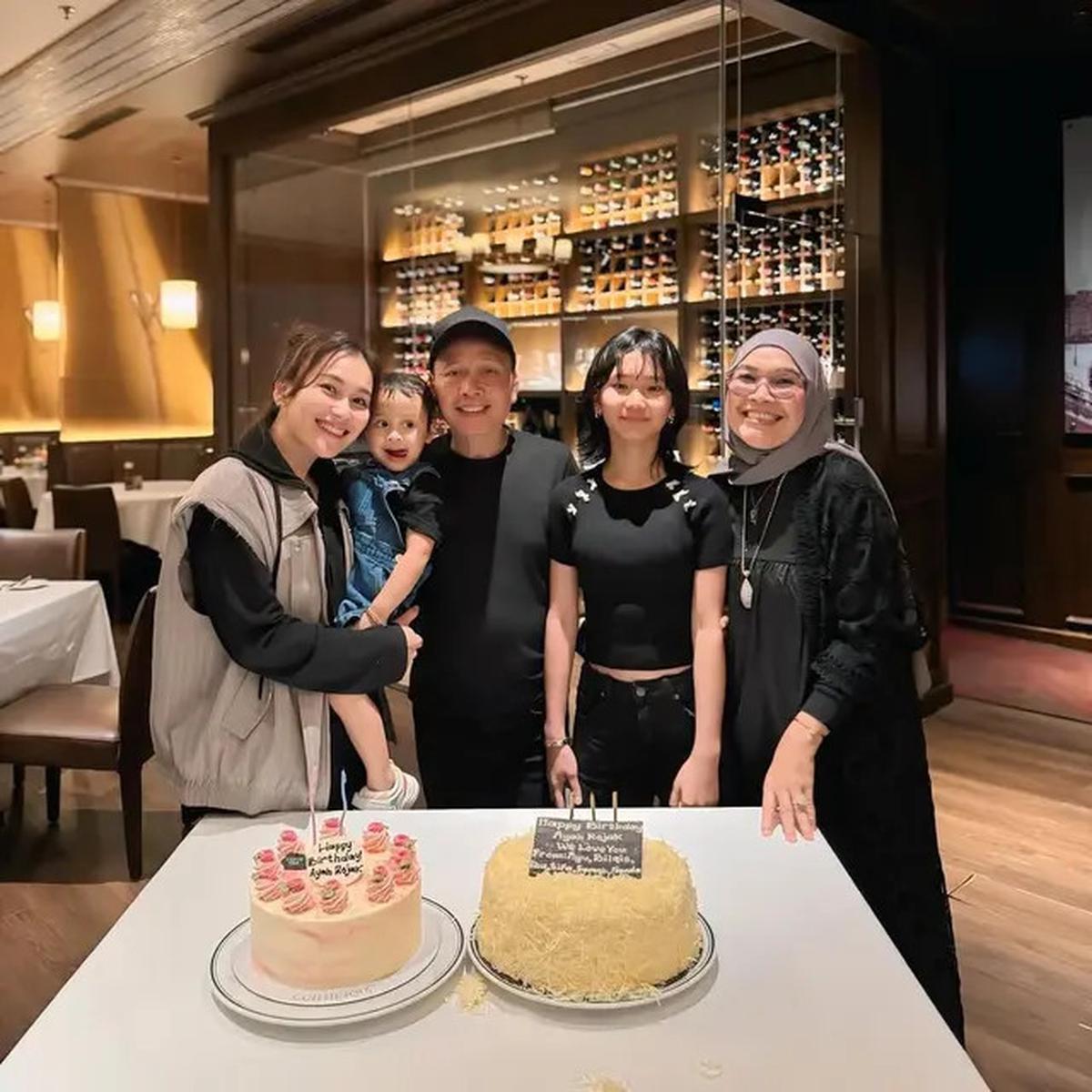Potret Ayu Ting Ting Rayakan Ultah Ayahnya, Kompak Pakai Outfit Serba Hitam yang Elegan
