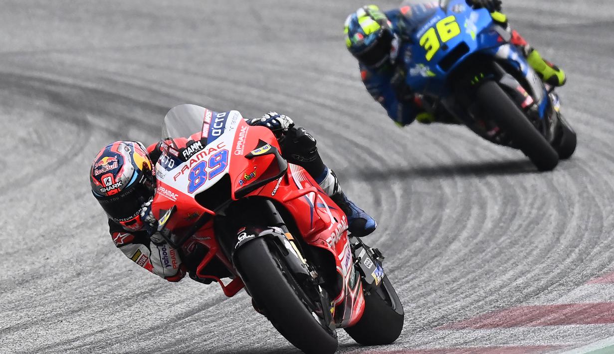 Kejar-kejaran antara Joan Mir dan Jorge Martin terus berlangsung hingga akhir lomba. Jorge Martin berhasil mempertahankan jarak hingga garis finish dan sukses memenangi balapan. (Foto: AFP/Joe Klamar)