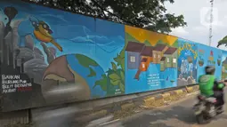 Kendaraan melintasi mural yang berisi pesan ajakan untuk menjaga lingkungan di Jalan Tambak, Manggarai, Jakarta, Selasa (11/2/2020). Mural tersebut bertujuan mengingatkan bahwa permasalahan lingkungan merupakan masalah serius yang harus dihadapi bersama. (Liputan6.com/Herman Zakharia)