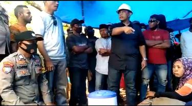 Beredar video di media sosial, bos perusahaan tambang PT GKP di wawonii menyuruh-nyuruh polisi memborgol warga penolak tambang.(liputan6.com/Ahmad Akbar Fua)