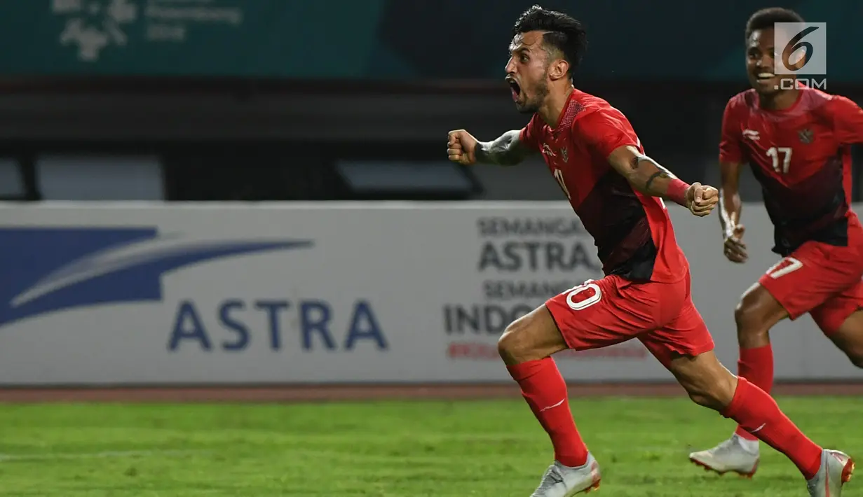 Penyerang Indonesia, Stefano Lilipaly berselebrasi usai mencetak gol ke gawang Hong Kong pada pertandingan terakhir Grup A sepak bola Asian Games 2018 di Stadion Patriot Candrabhaga, Senin (20/8). Indonesia menang 3-1. (Kapanlagi.com/Agus Apriyanto)