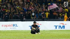 Kiper Timnas U-22 Satria Tama duduk termenung setelah pertandingan Sepak Bola Indonesia melawan Malaysia di Stadion Shah Alam, Selangor, Sabtu (26/08). Indonesia kalah 0-1 dari tuan rumah Malaysia di Sea Games 2017. (Liputan6.com/Faizal Fanani)