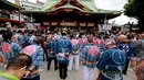 Para peserta berdoa di depan aula utama kuil Kanda Myojin sebelum memulai Festival Kanda Matsuri di Tokyo, Minggu (14/5). Festival tersebut berpusat di kuil Kanda Myojin, dan diadakan pada akhir pekan. (AP Photo / Shizuo Kambayashi)