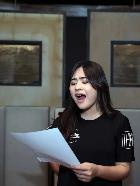 Menjadi salah satu pengisi dalam acara yang dihelat setiap tahun itu, Prilly menyambut sangat antusias. Terlebih ia diduetkan dengan artis senior, Paramitha Rusadi. (Nurwahyunan/Bintang.com)