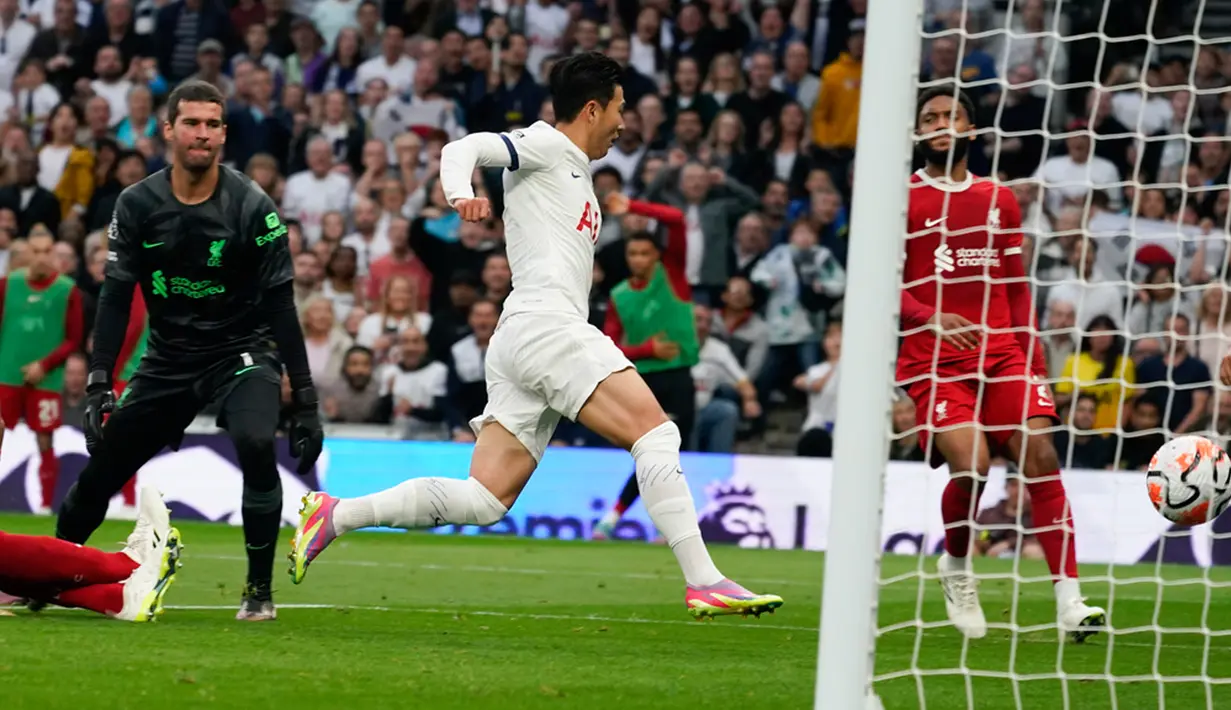 Tottenham mampu unggul pada menit ke-37. Son Heung-min menjebol gawang Alisson setelah menyambar umpan silang dari Richarlison. (AP Photo/Alberto Pezzali)