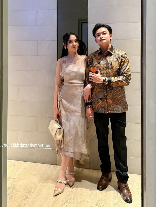 Gaya Couple Artis Hadir di Pernikahan Arbani Yasiz dan Raissa Ramadhani.