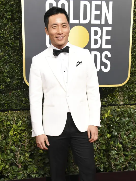 Pemain STAR TREK (2009), Kelvin Yu menghadiri karpet merah Golden Globe Awards 2018 di California, Minggu (7/1).  Meskipun celana, dan dasi kupu-kupu Kelvin berwarna hitam, ia dinilai tidak sesuai tema karena tuxedo putihnya. (VALERIE MACON/AFP)