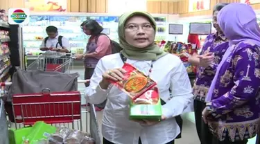 Razia ini dilakukan menyusul beredarnya produk makanan mi impor yang ternyata  mengandung babi di sejumlah pasar swalayan.